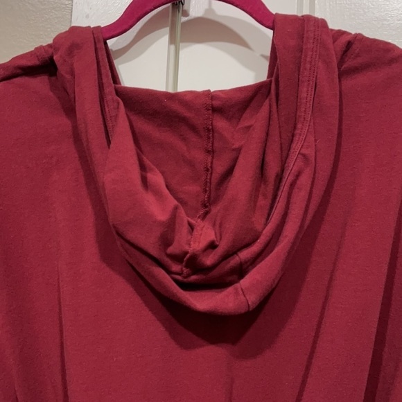 Denim & Co. Long SleeveTop w/hood Sz 2X V-neck w/Trapeze Hem deep red/wine - Picture 6 of 6